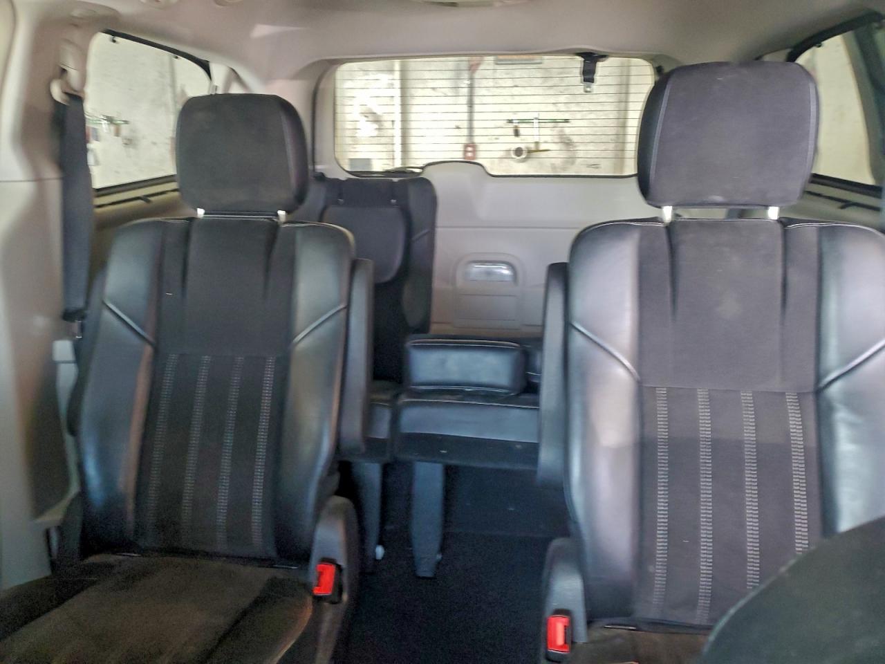 Chrysler Minivan Limited Image 10