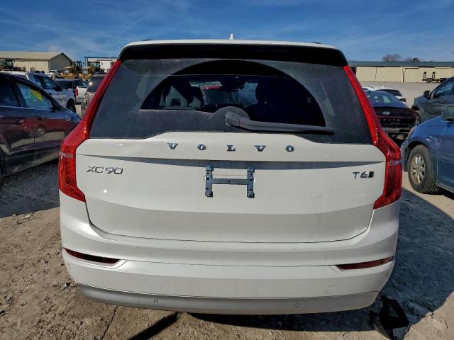 Volvo XC90 T6 Momentum Image 2