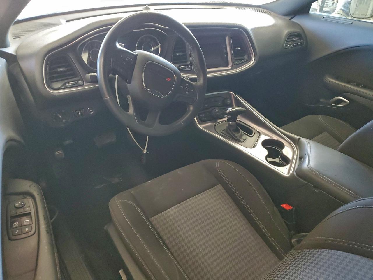 Dodge Challenger Sxt Image 8