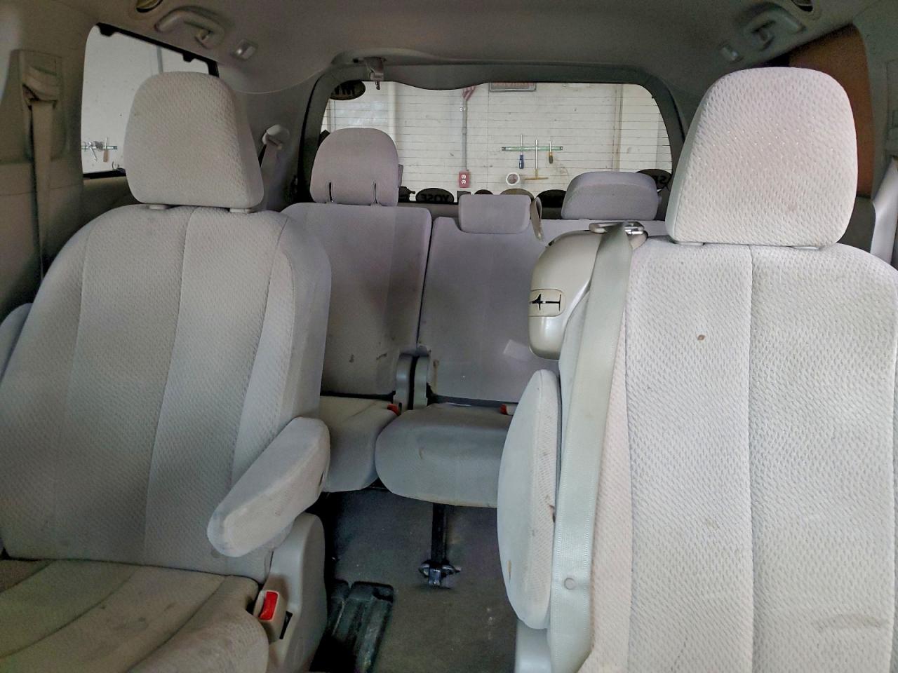 Toyota Sienna Le Image 5