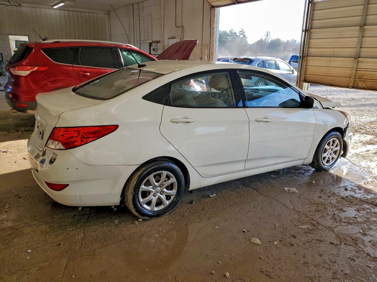 Hyundai ACCENT Gls Image 10