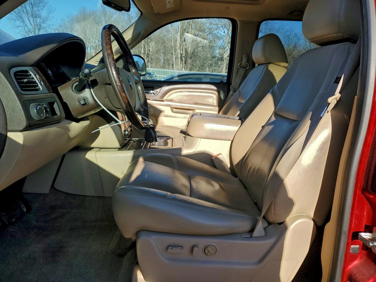 GMC Yukon Denali Image 6