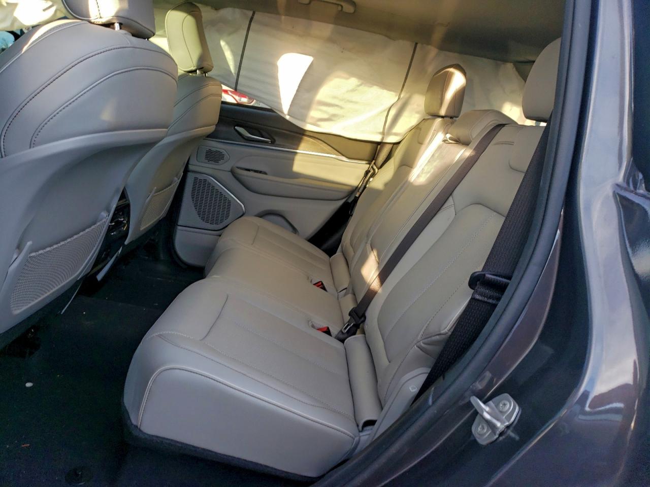 Jeep Grand Cherokee Overland Image 8