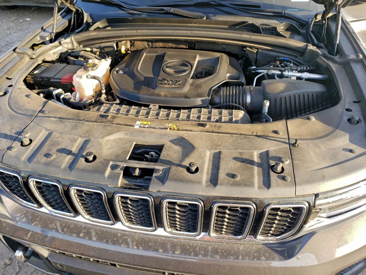 Jeep Grand Cherokee Overland Image 9