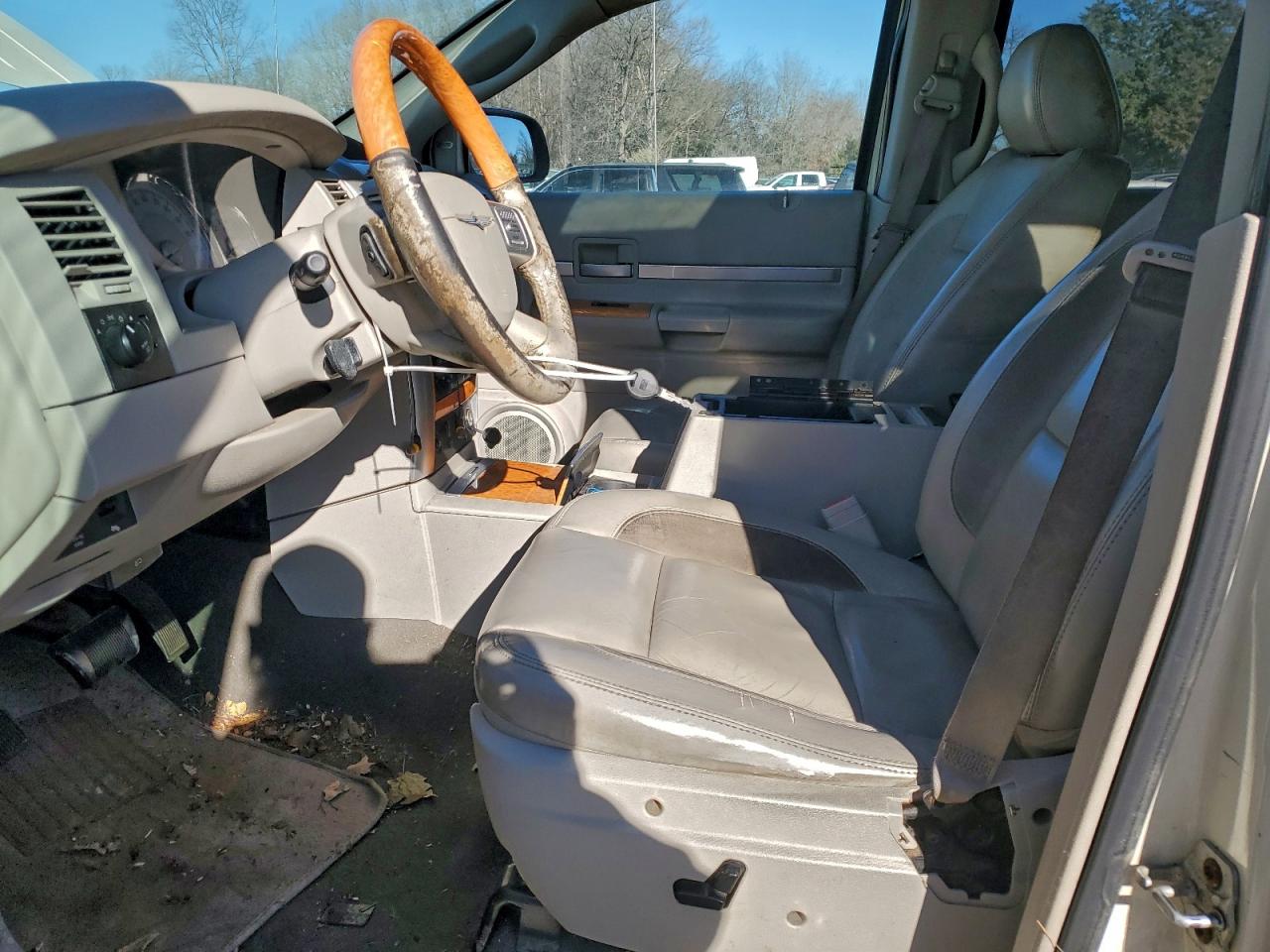 Chrysler Aspen Limited Image 11