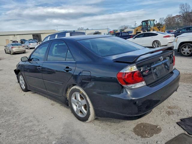 Toyota Camry Le Image 4