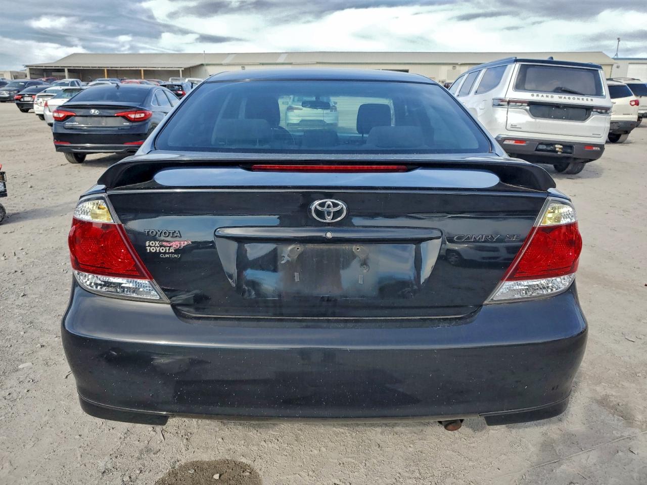Toyota Camry Le Image 12