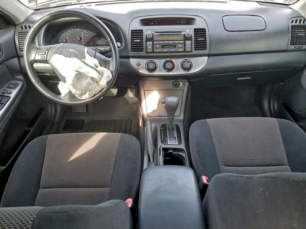 Toyota Camry Le Image 8