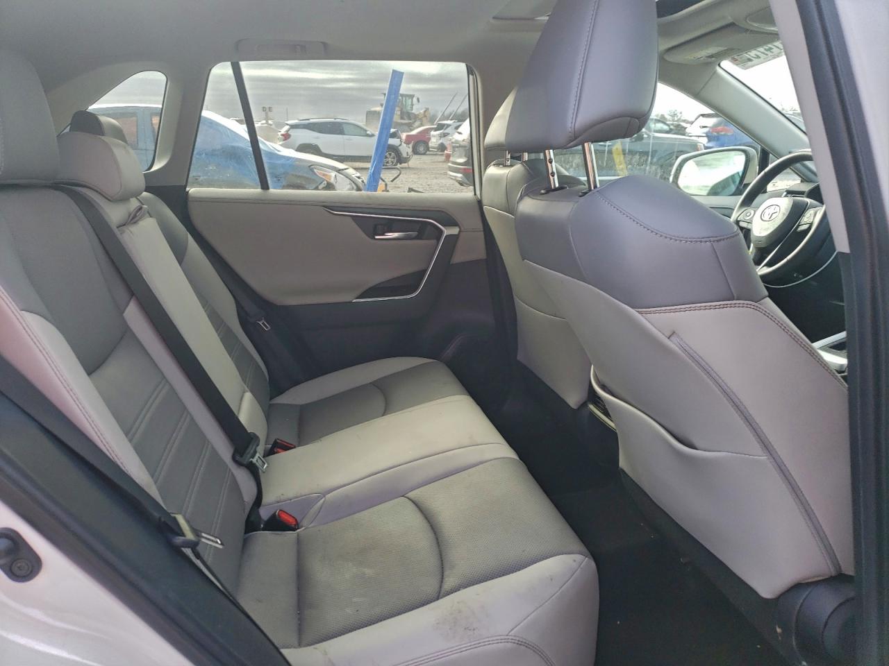 Toyota RAV4 Limited Image 9