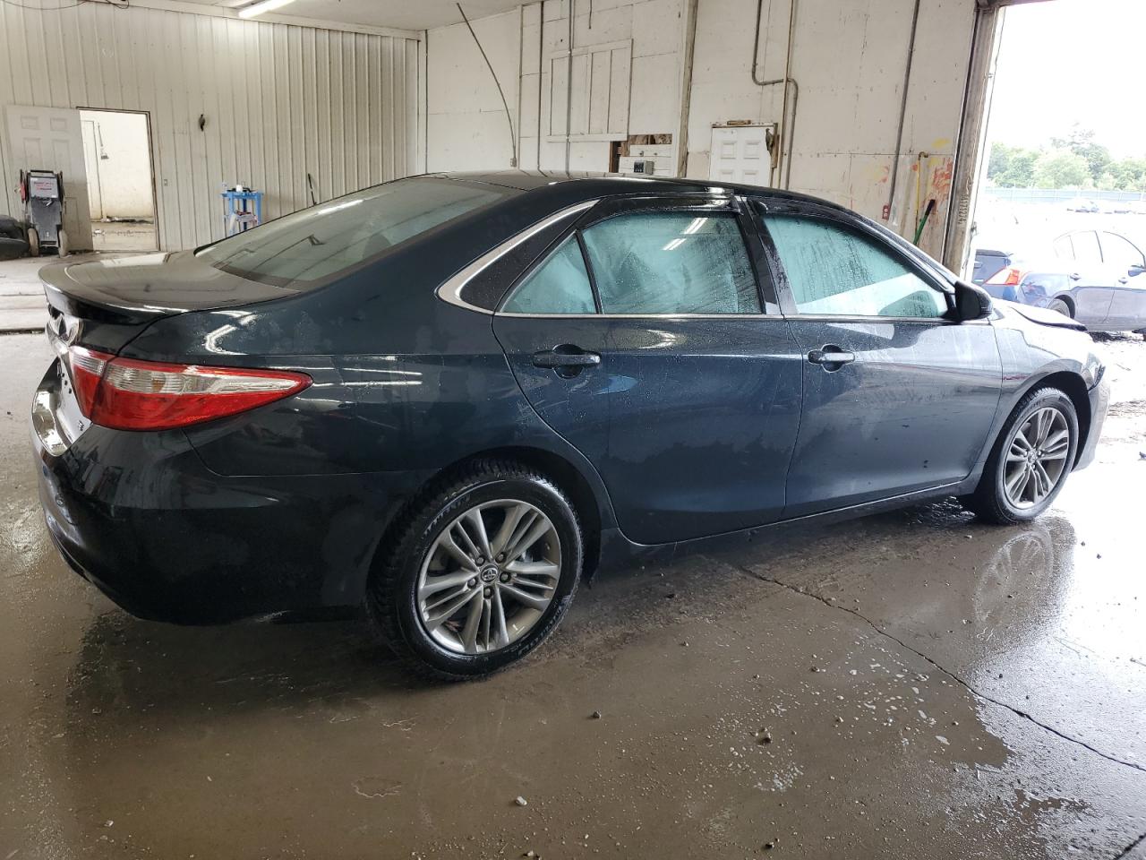 Toyota Camry Le Image 9