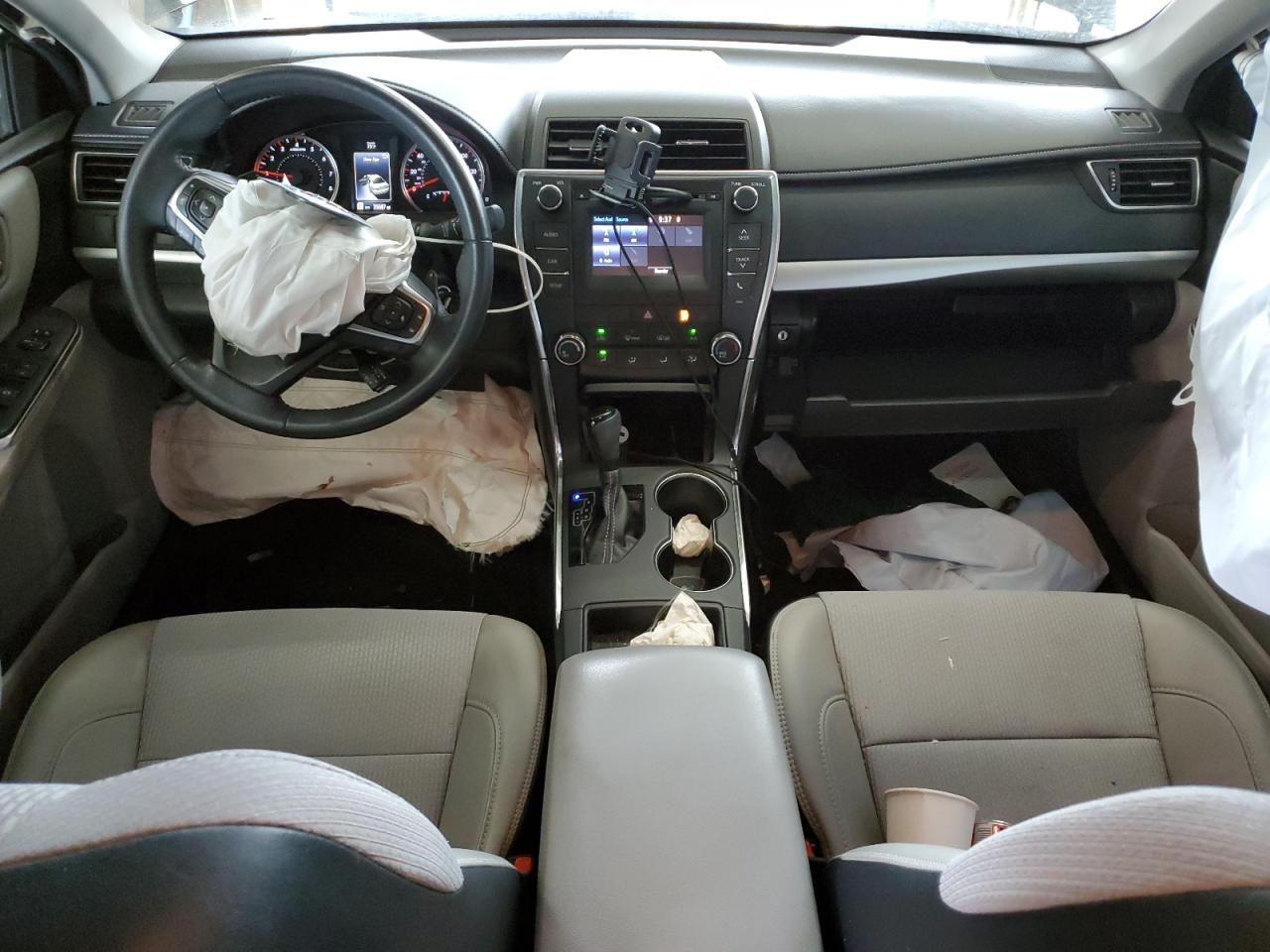 Toyota Camry Le Image 8