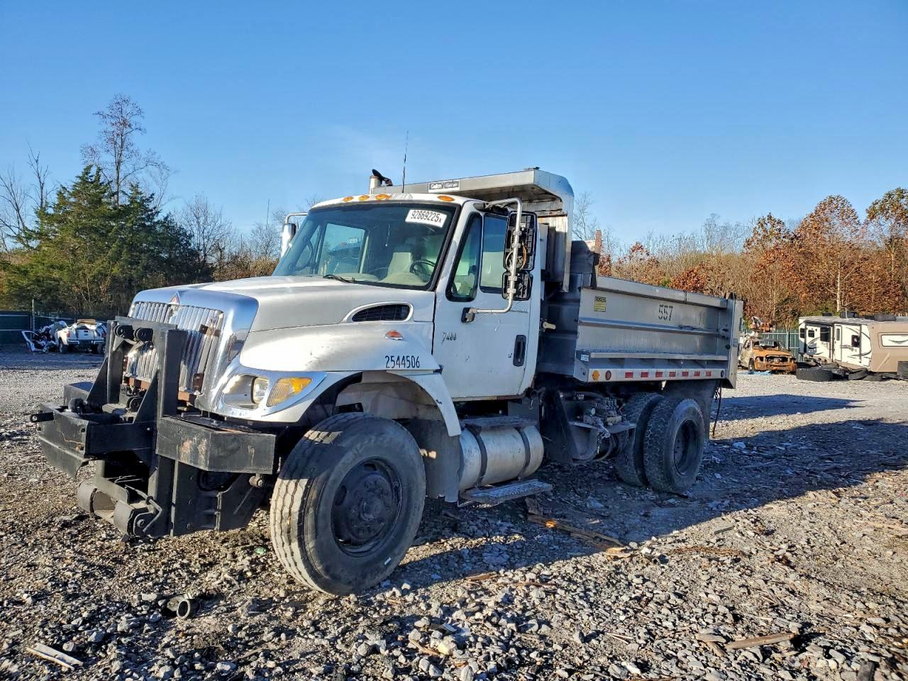 International 7000 7400 7400 Image 3