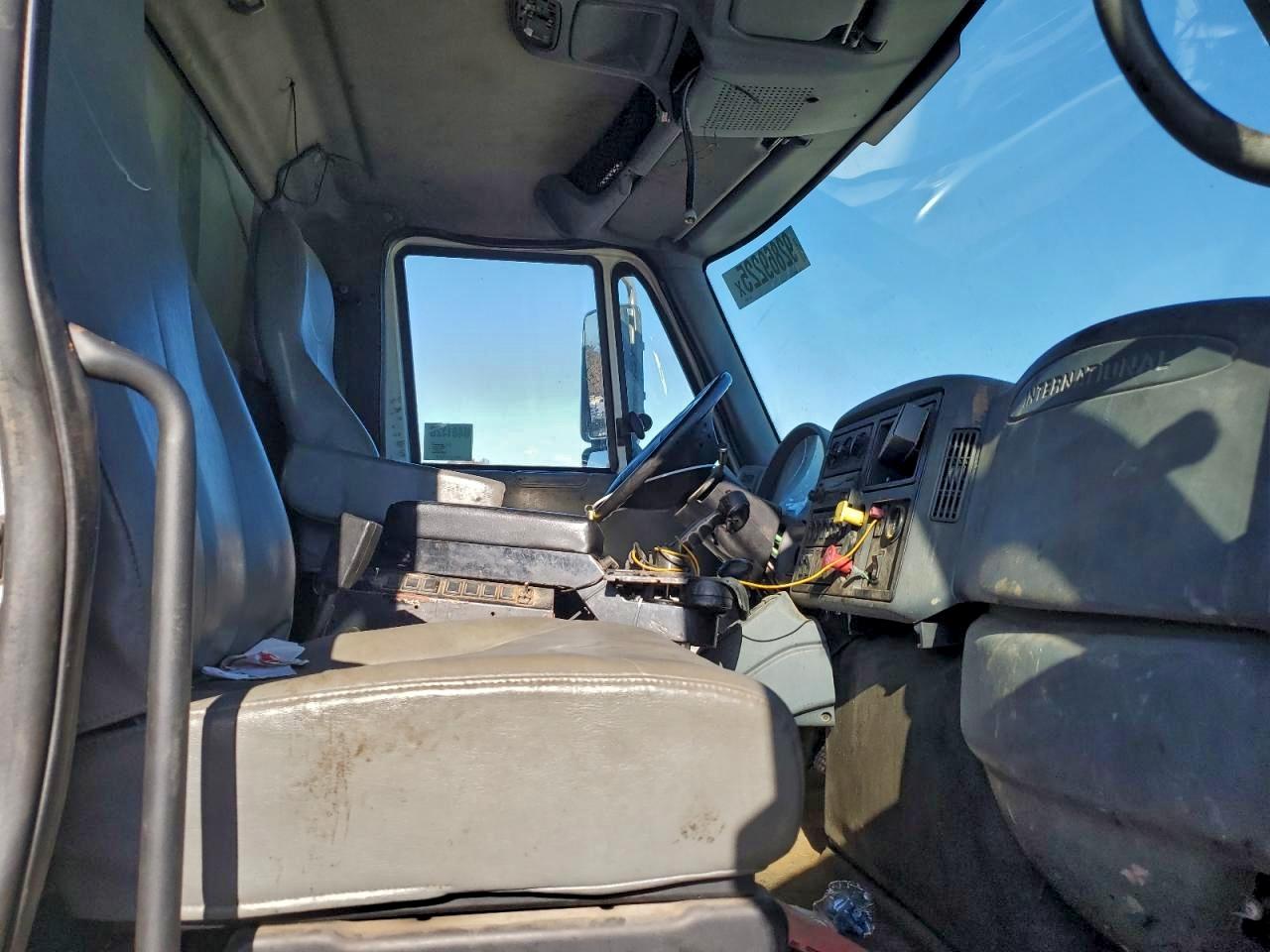 International 7000 7400 7400 Image 7