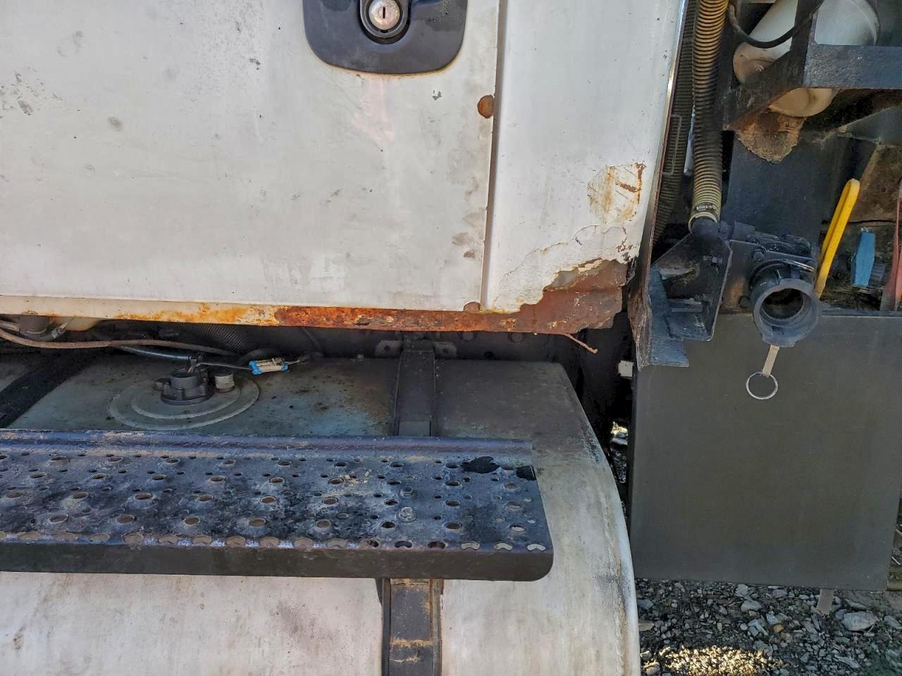 International 7000 7400 7400 Image 4