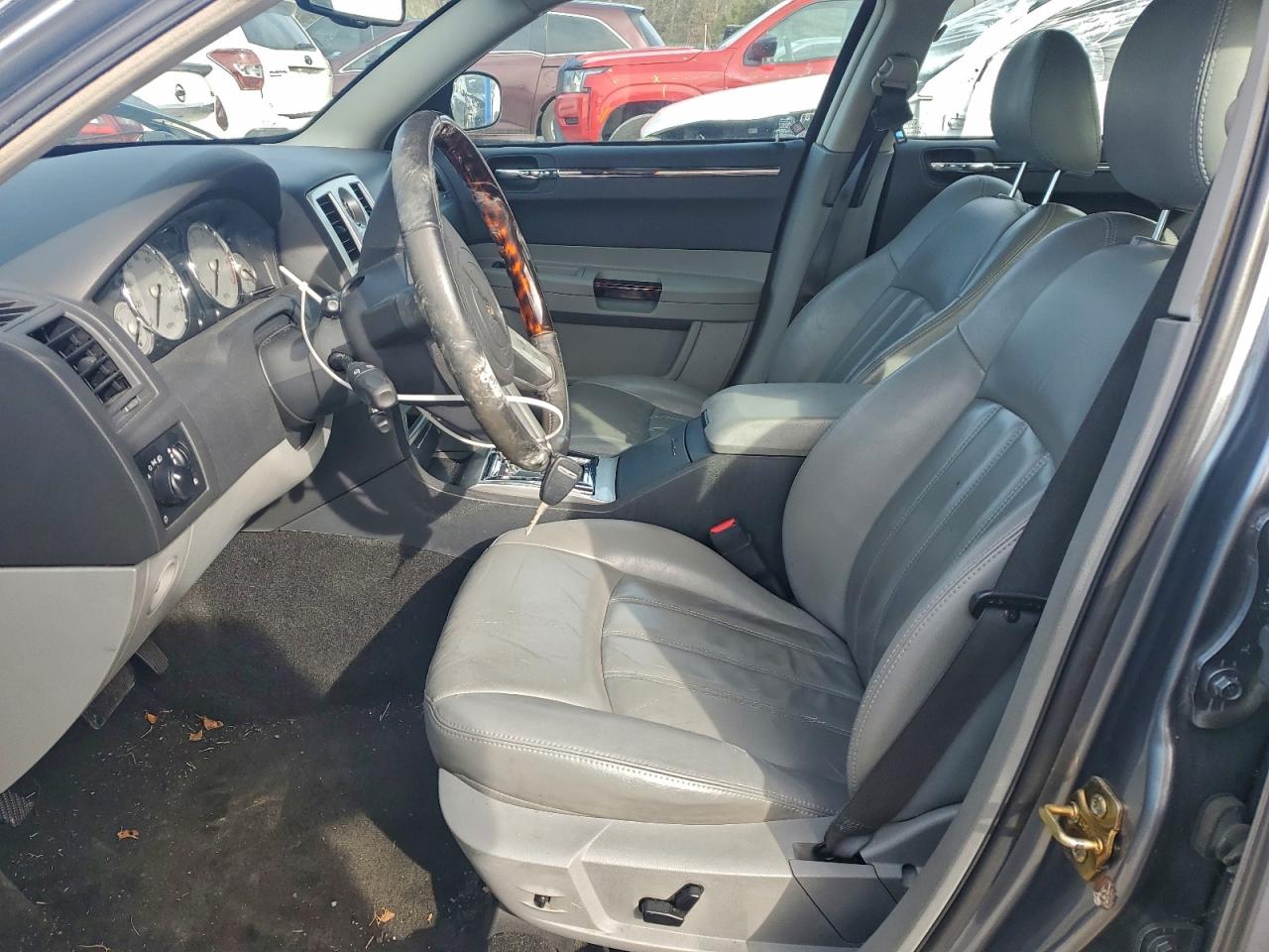 Chrysler 300 Image 6