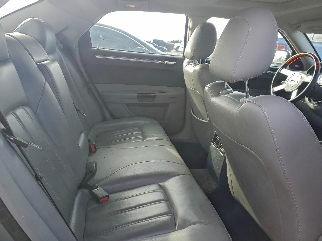 Chrysler 300 Image 12