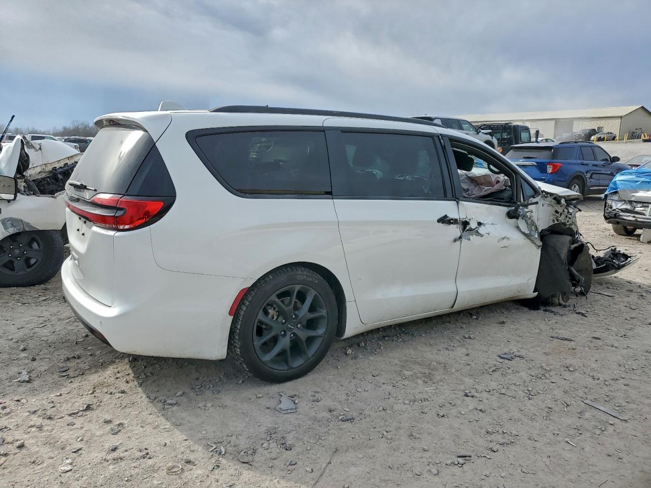 Chrysler Pacifica Touring Image 5