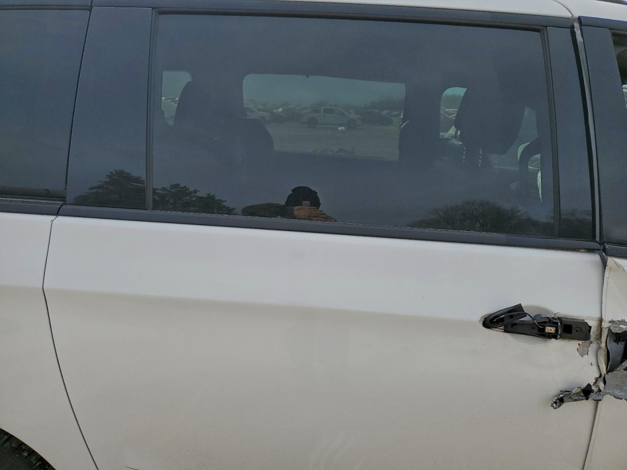 Chrysler Pacifica Touring Image 4