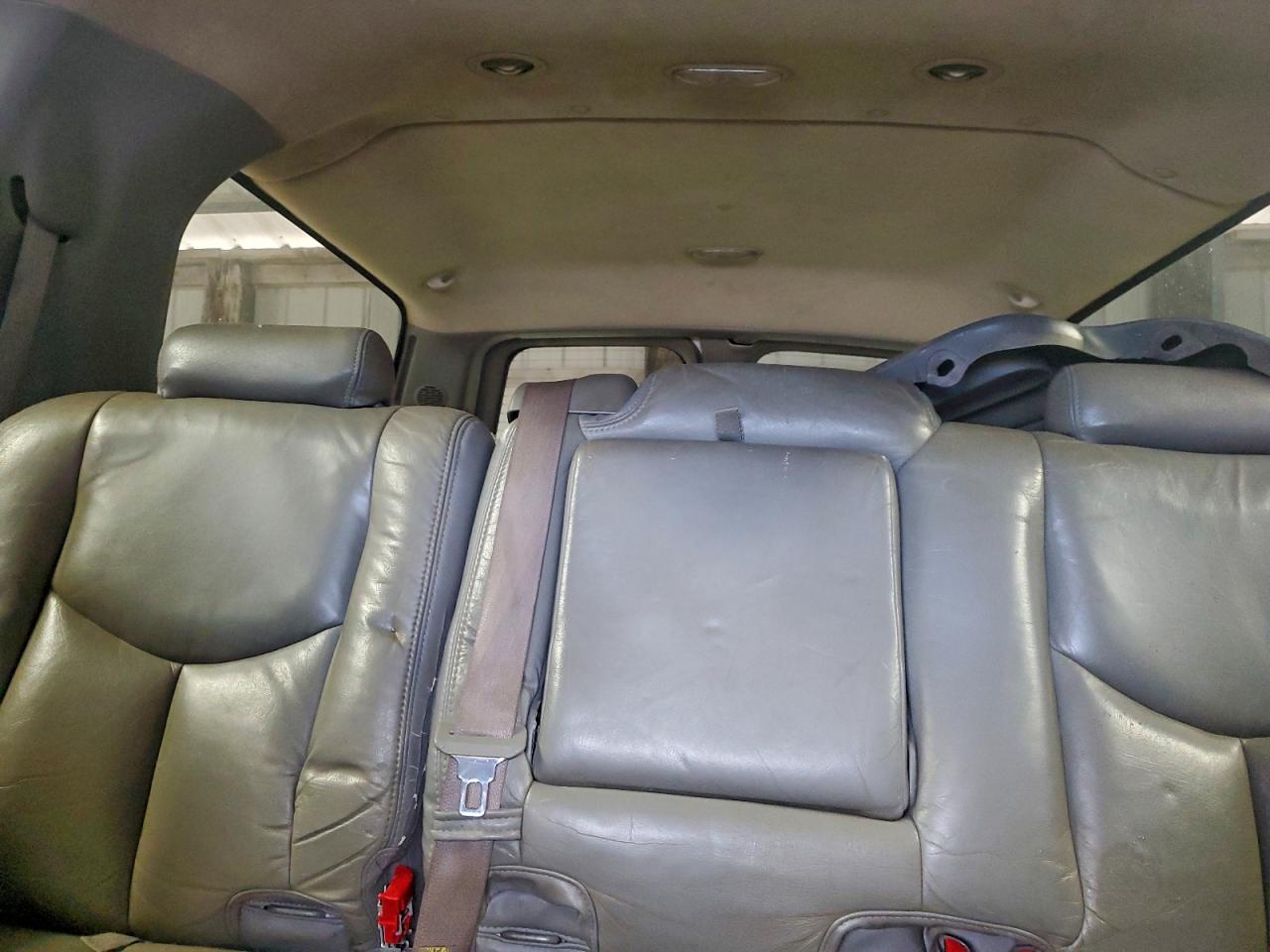 Chevrolet Suburban C1500 Image 9