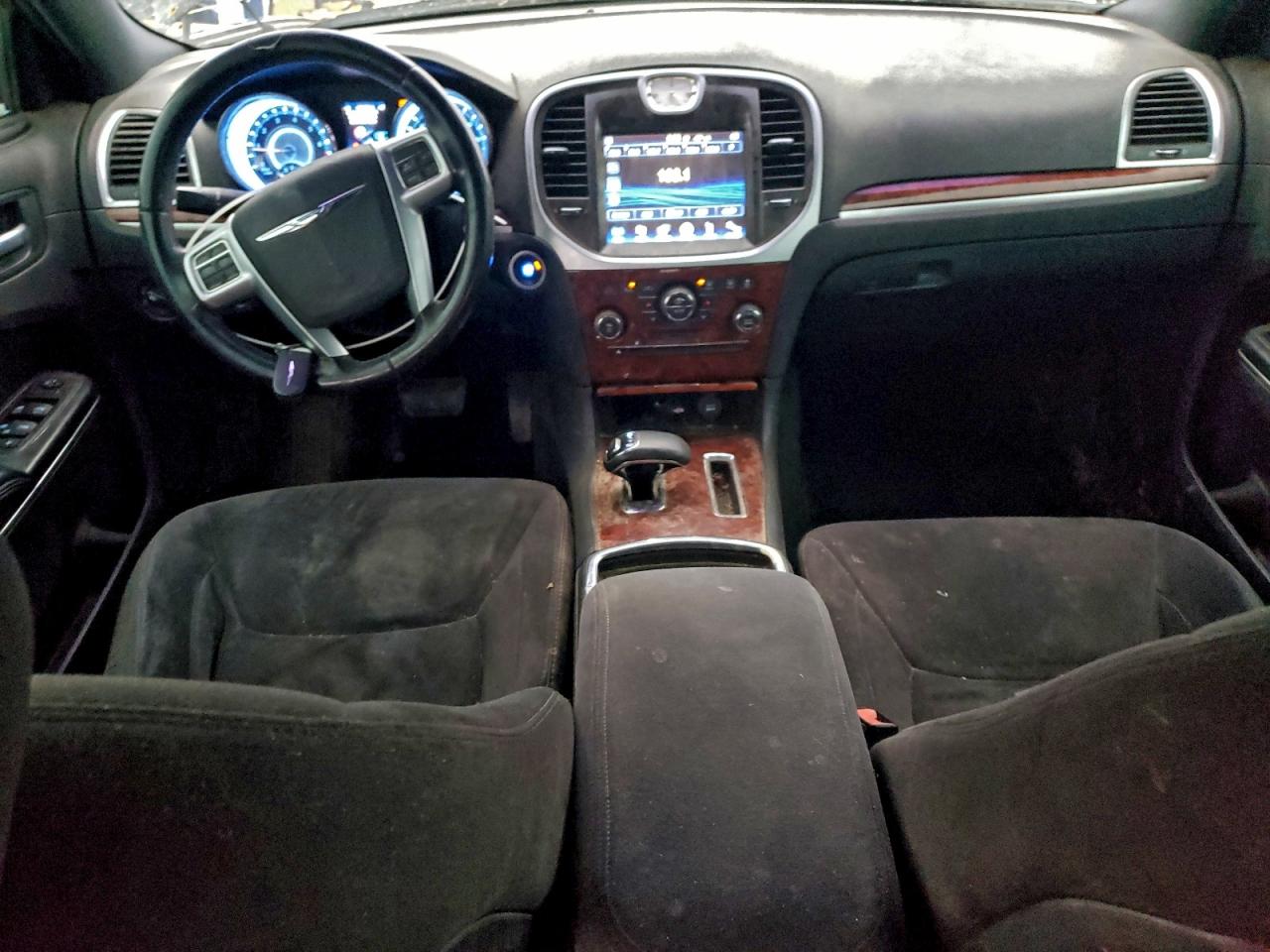 Chrysler 300 Image 11