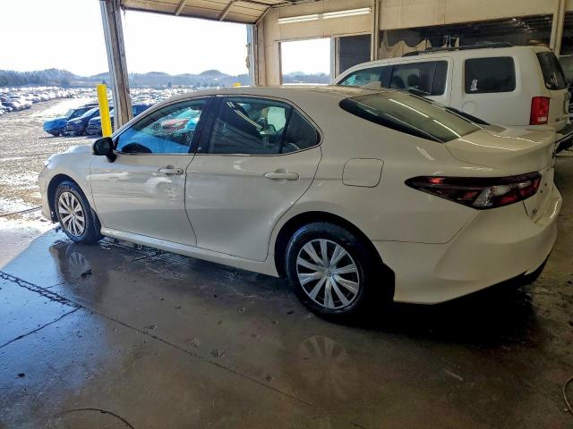 Toyota Camry Le Image 4