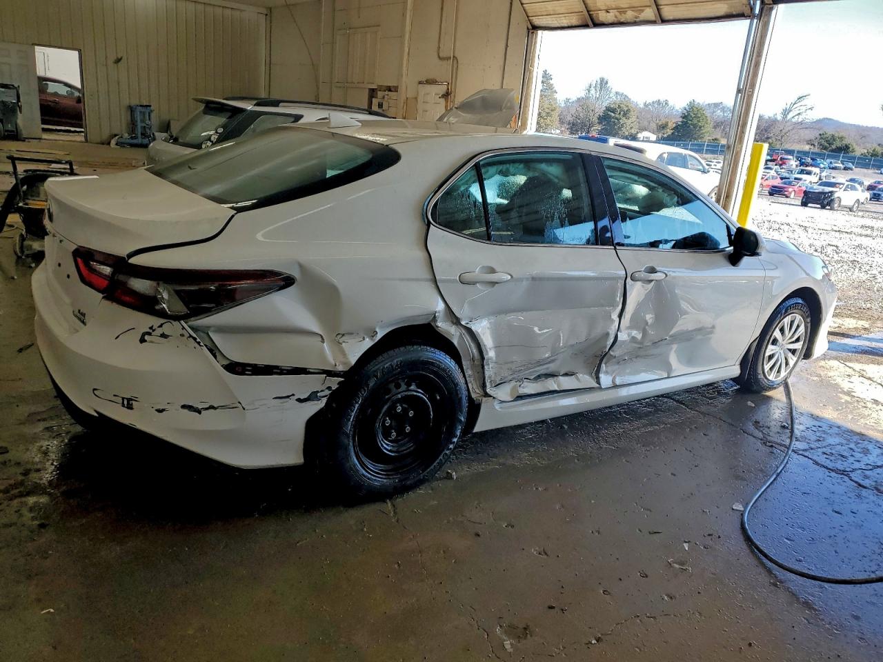 Toyota Camry Le Image 3