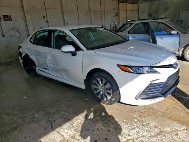 Toyota Camry Le Image 2