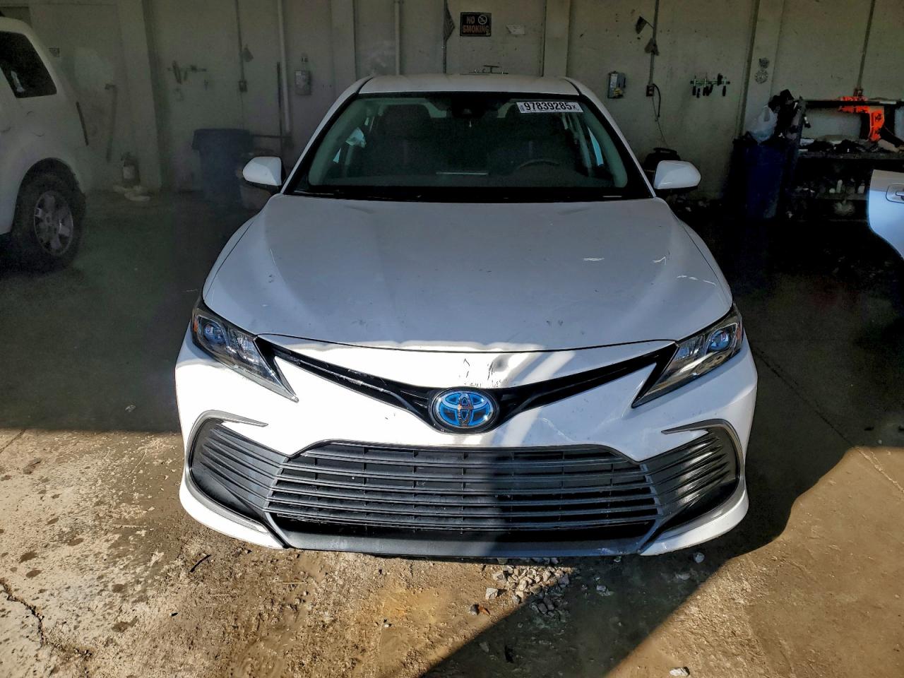 Toyota Camry Le Image 6