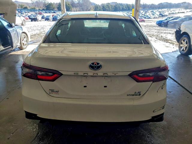 Toyota Camry Le Image 8