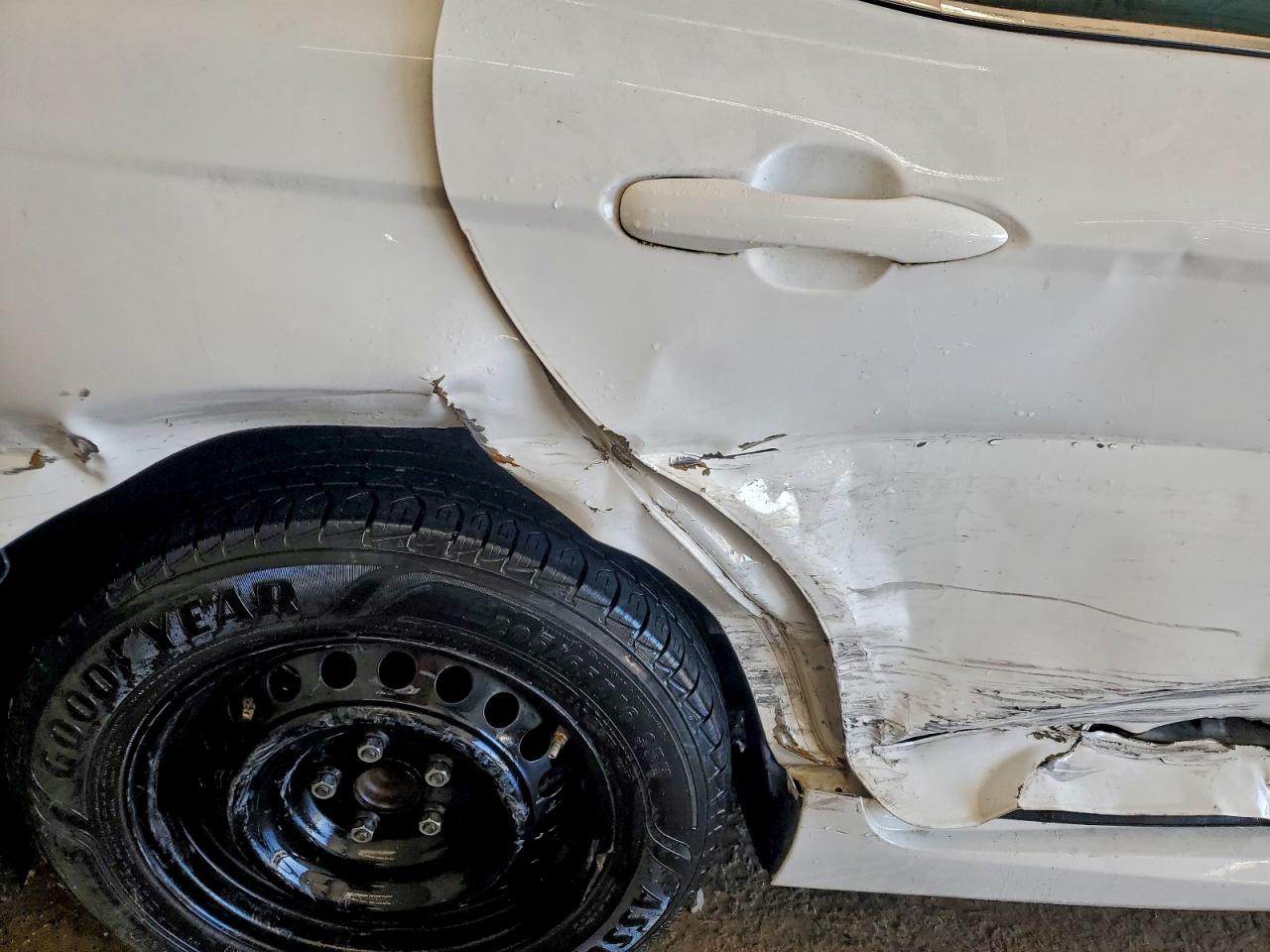 Toyota Camry Le Image 9