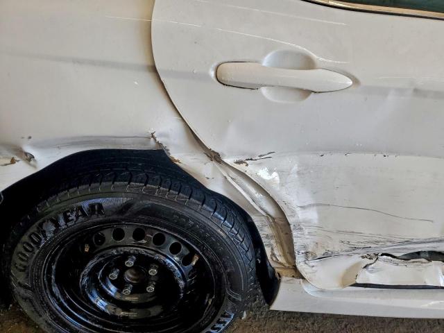 Toyota Camry Le Image 9