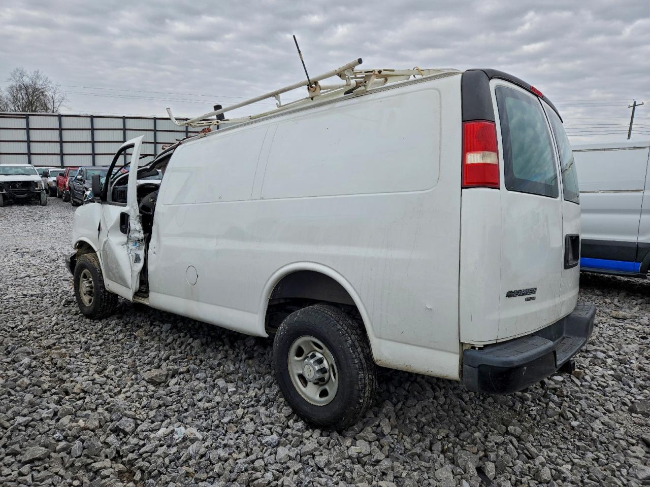 Chevrolet Express Image 2