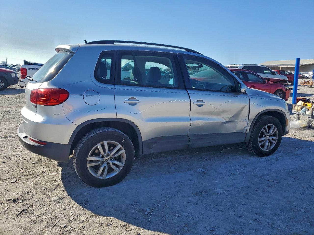 Volkswagen Tiguan S Image 5