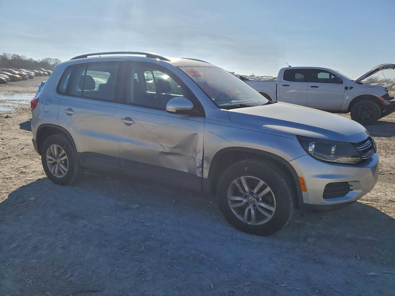 Volkswagen Tiguan S Image 7