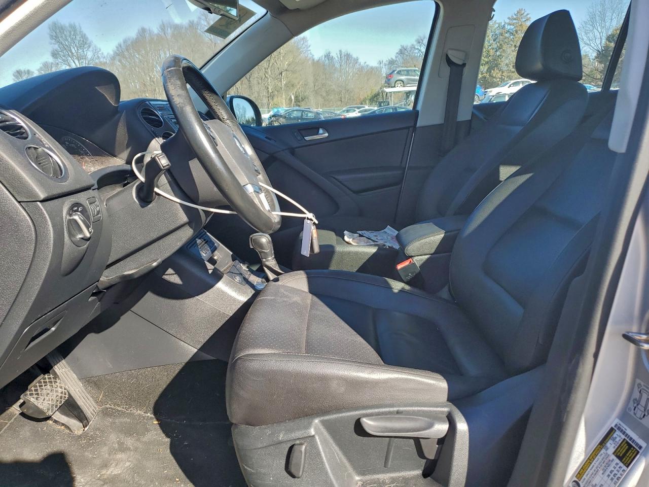 Volkswagen Tiguan S Image 8