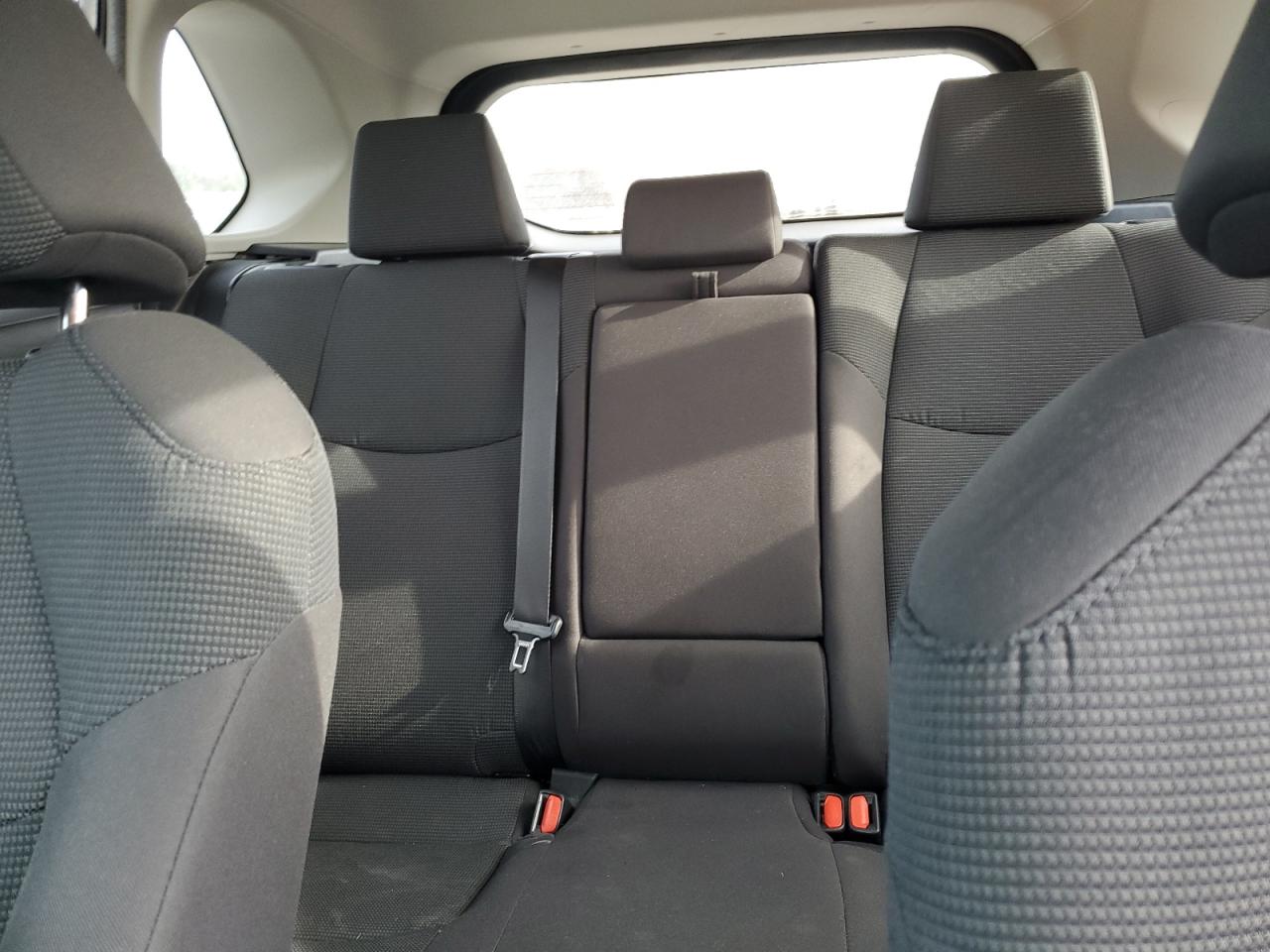 Toyota RAV4 Le Image 14