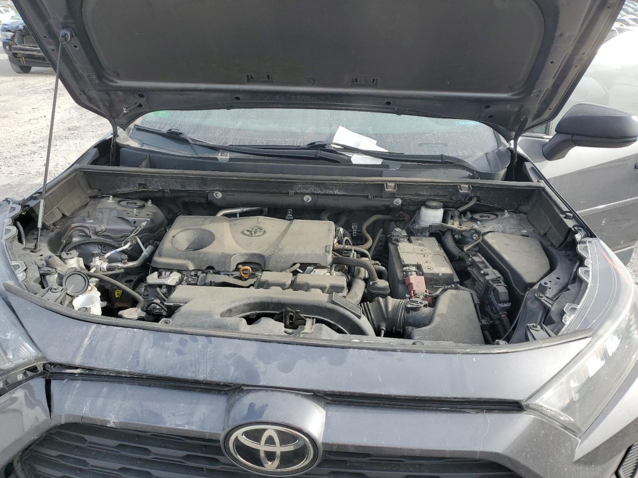 Toyota RAV4 Le Image 12