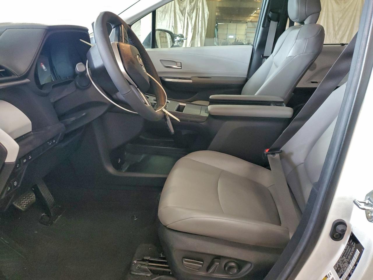 Toyota Sienna Xle Image 10