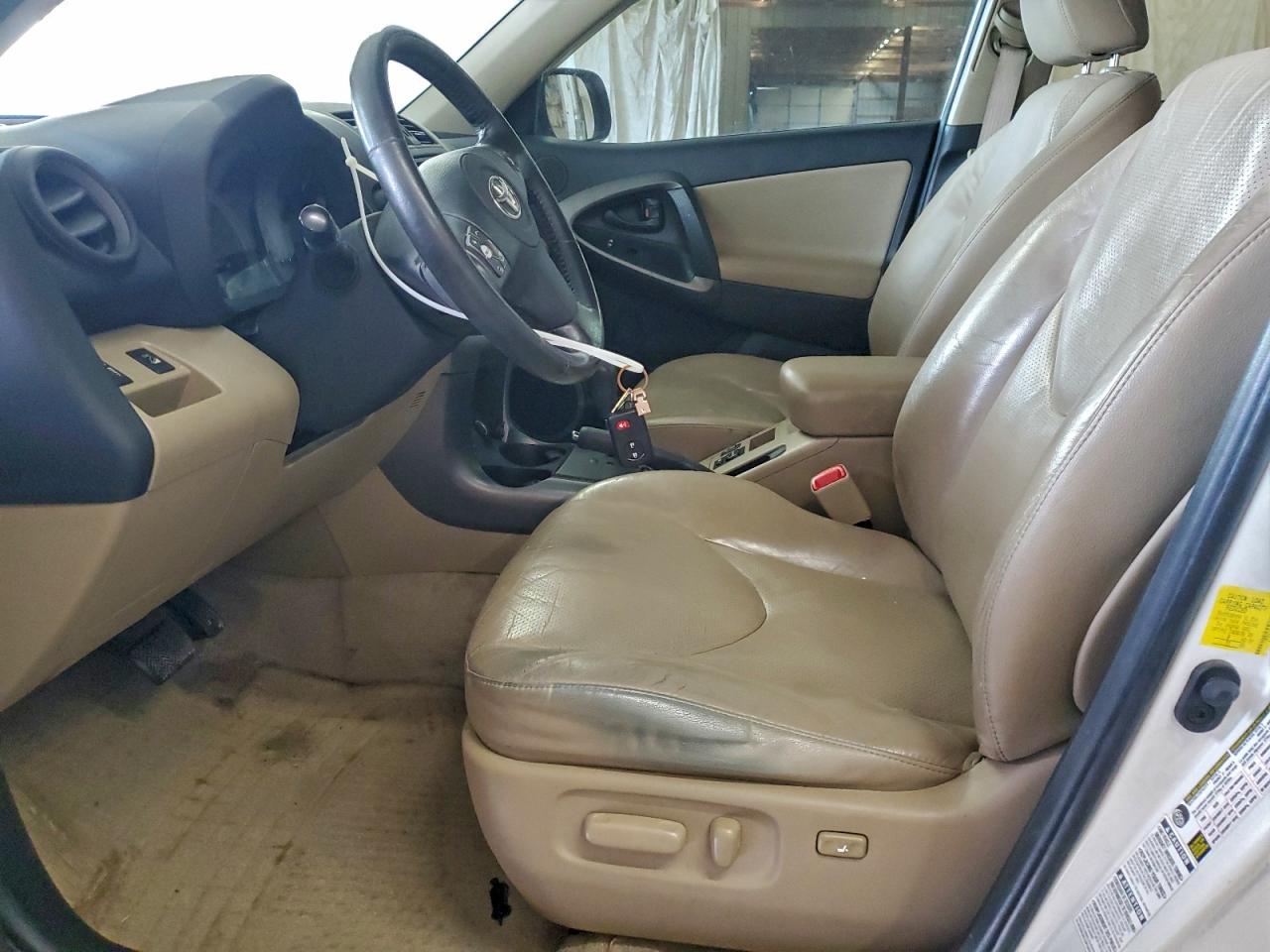 Toyota RAV4 Limited Image 13