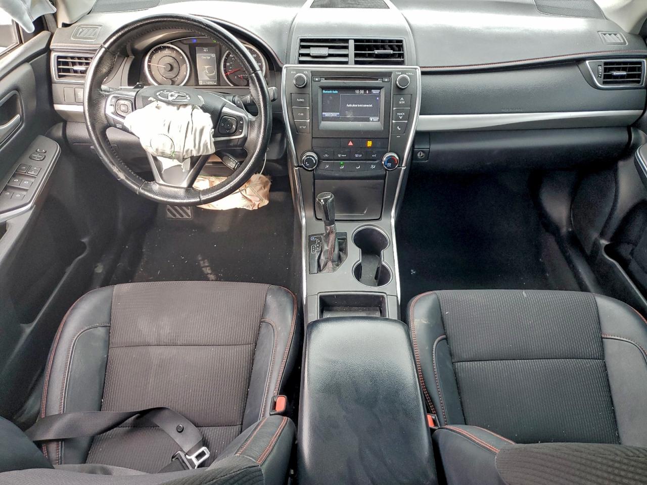 Toyota Camry Le Image 9