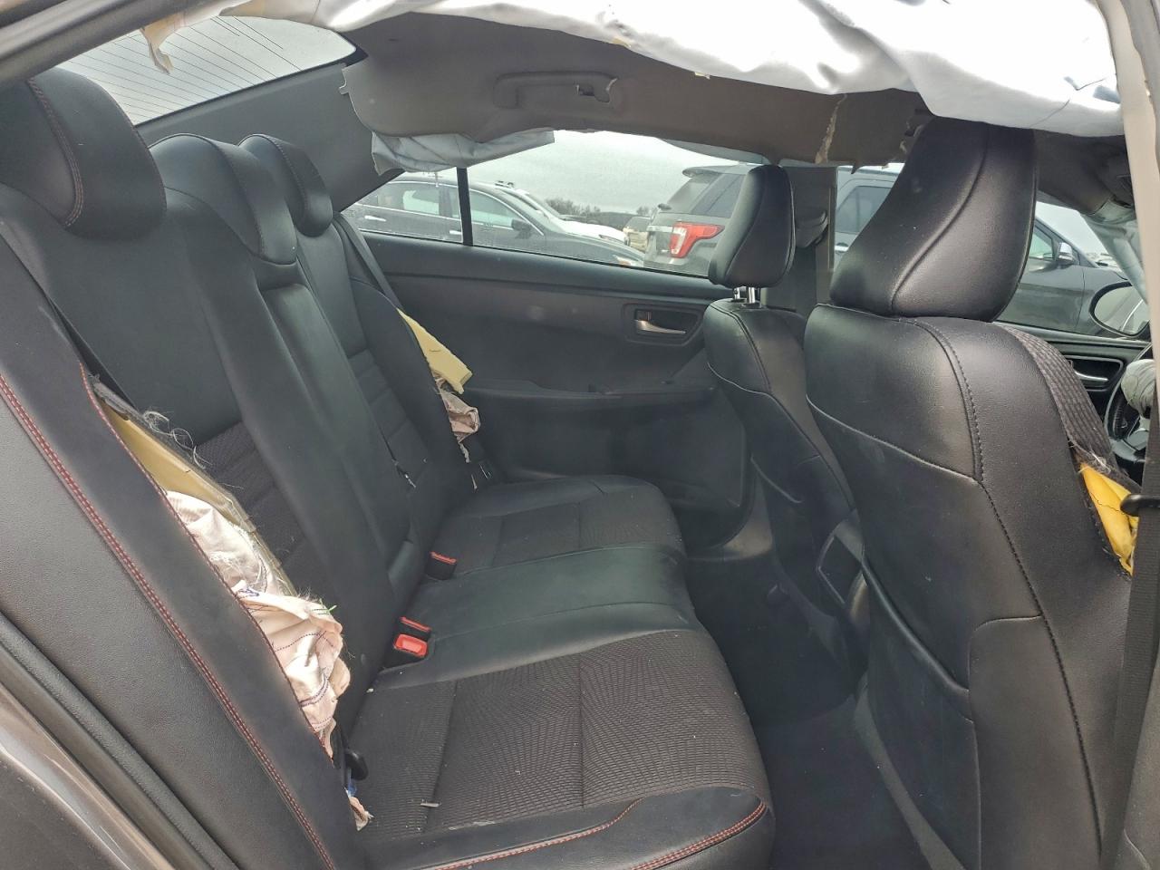 Toyota Camry Le Image 6