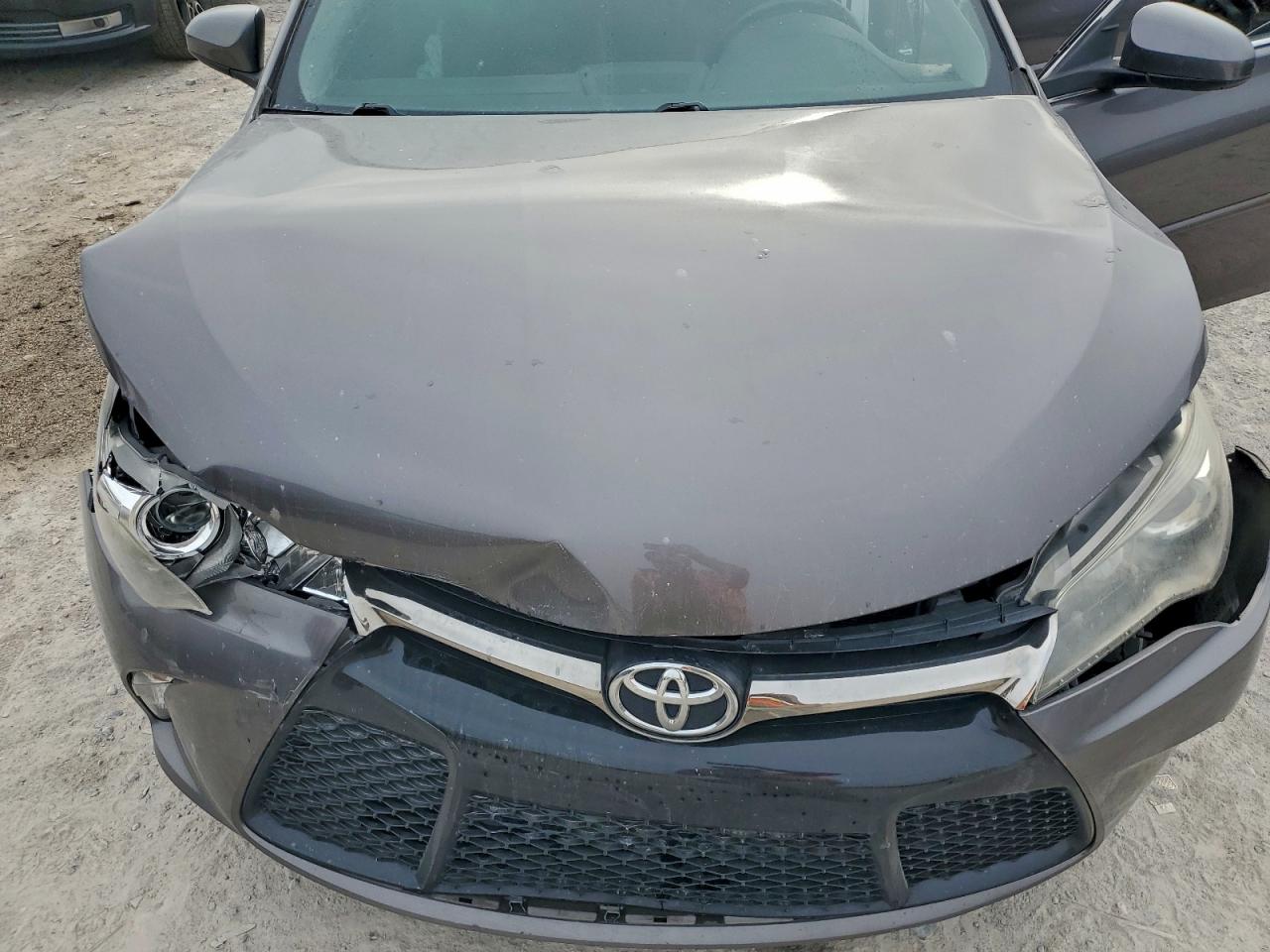 Toyota Camry Le Image 4