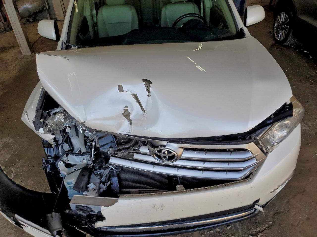 Toyota Highlander Base Image 10