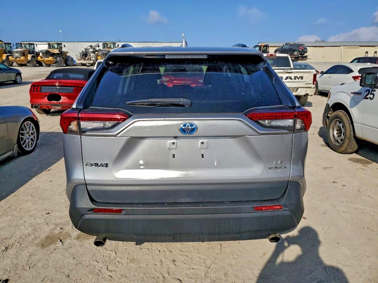 Toyota RAV4 Le Image 6