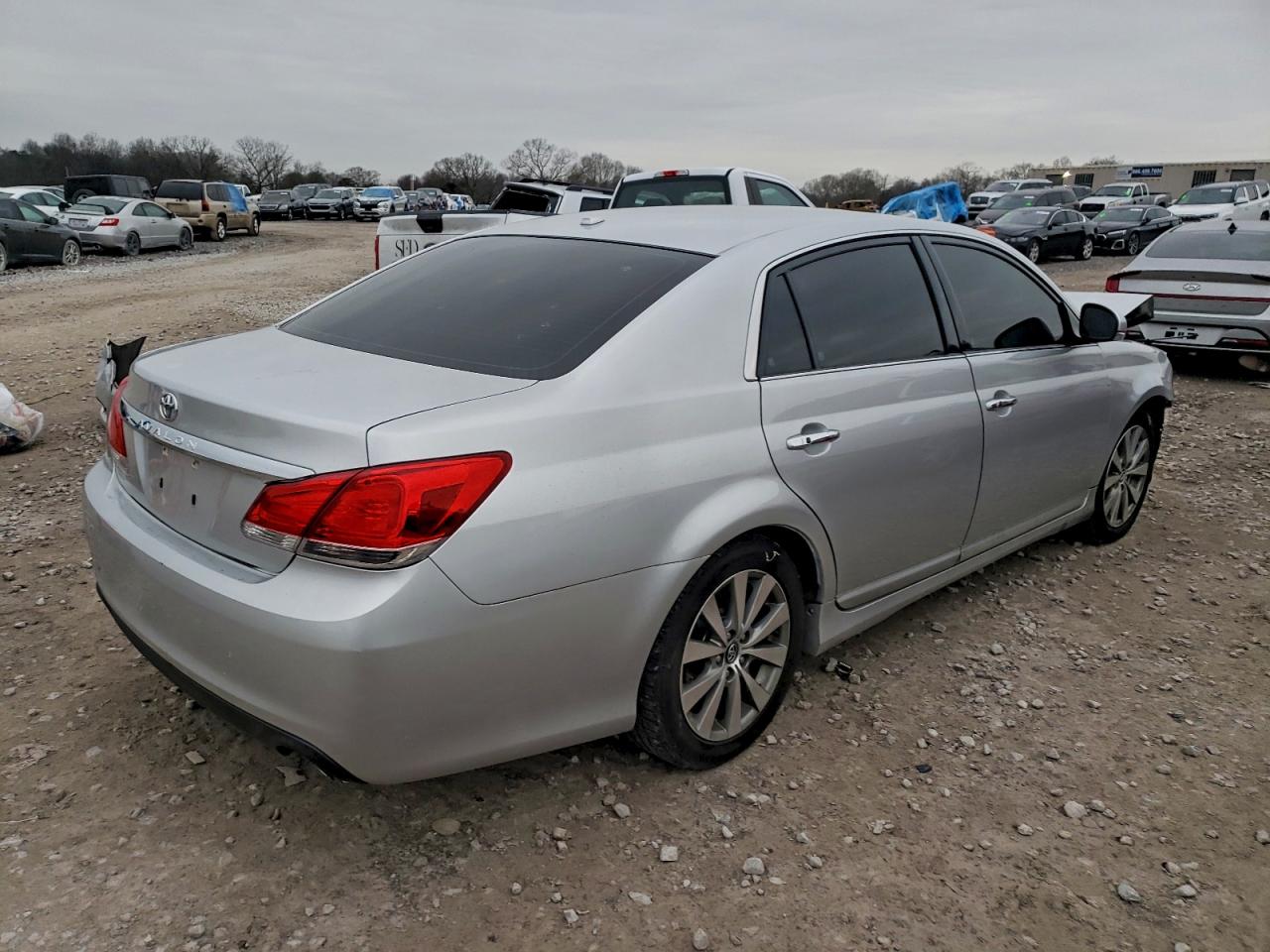 Toyota Avalon Base Image 10