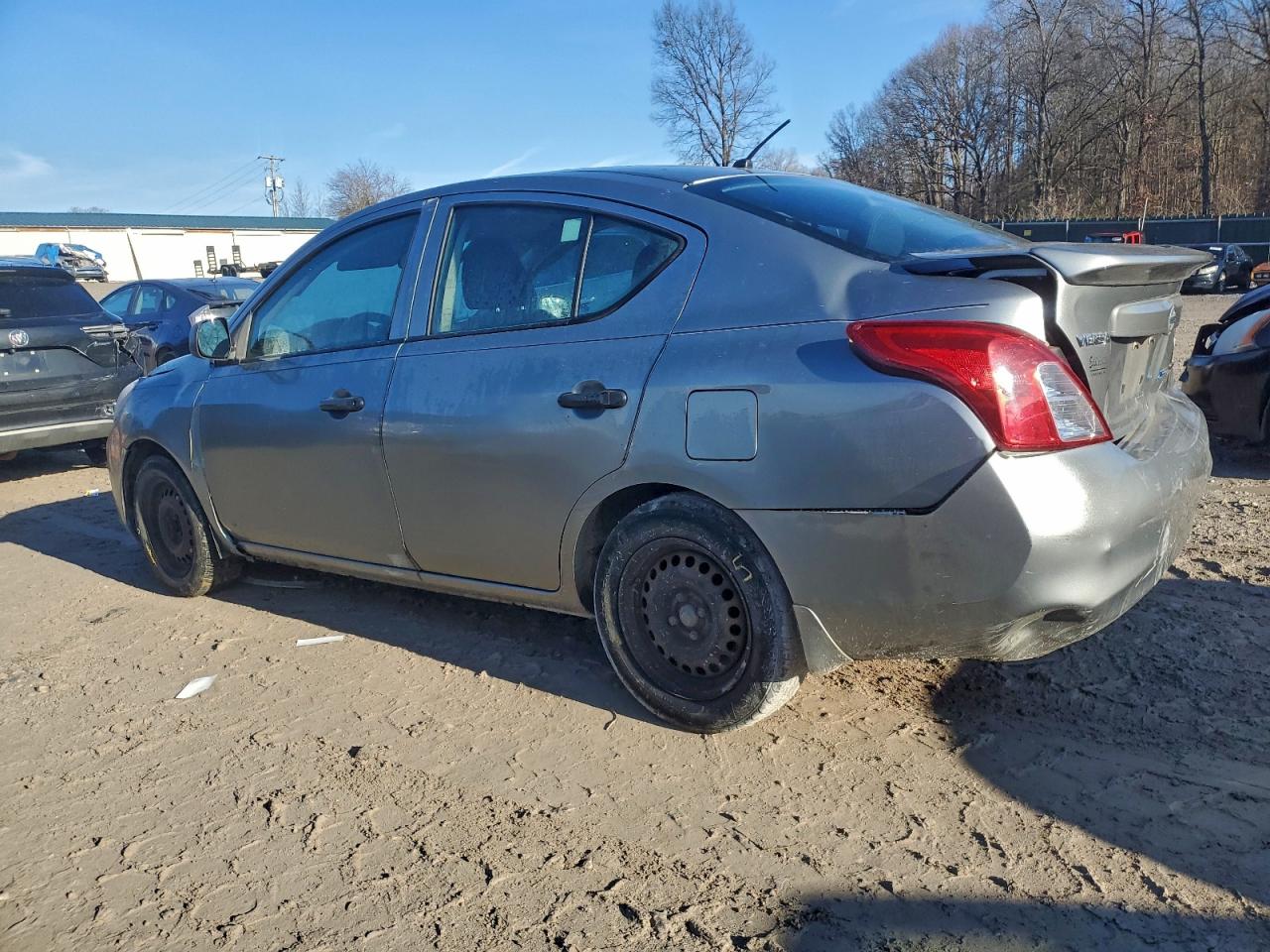 Nissan Versa S Image 2