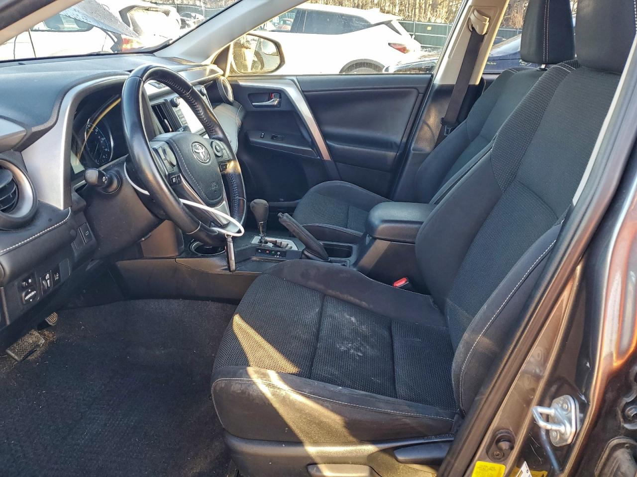 Toyota RAV4 Le Image 13