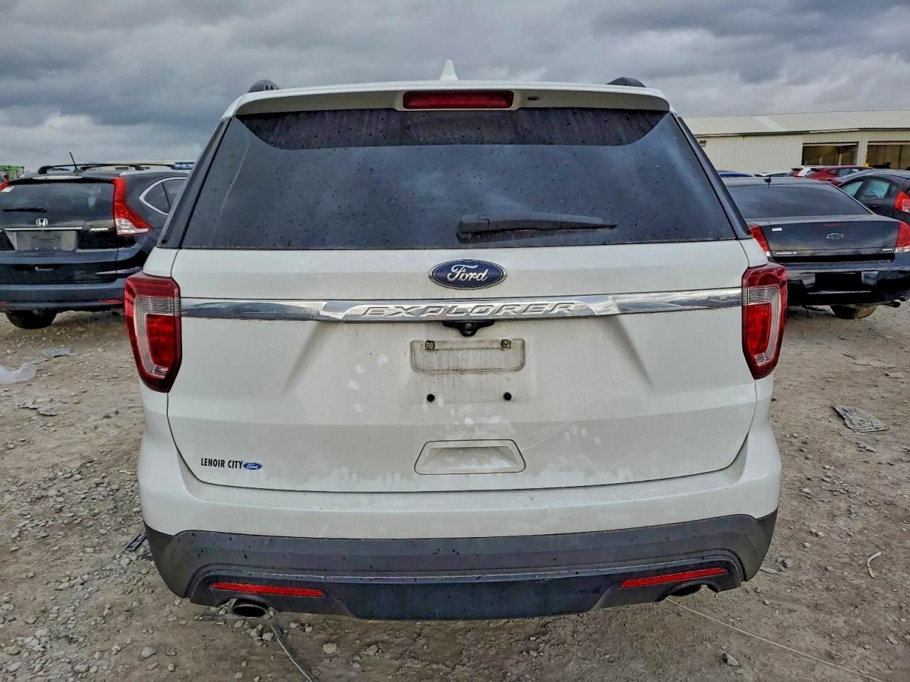 Ford Explorer Image 9