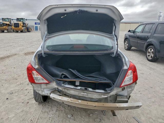 Nissan Versa S Image 10